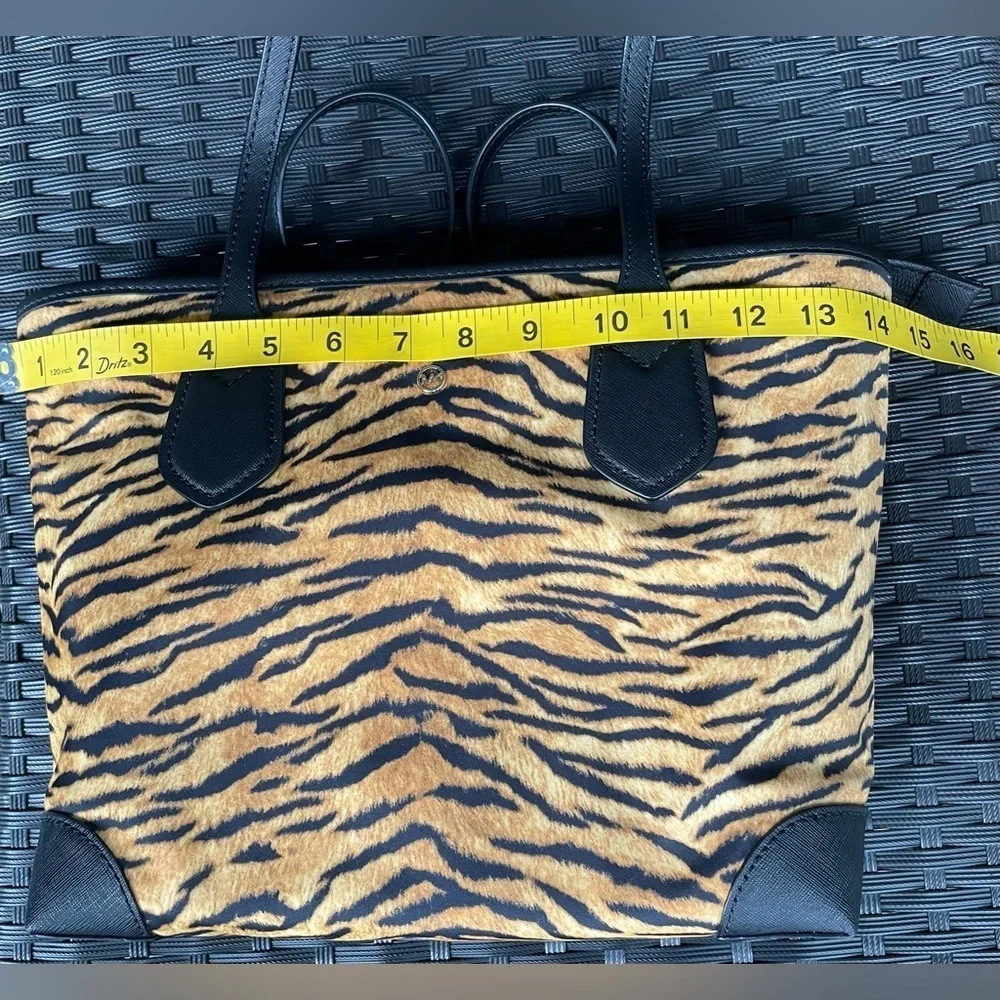 NEW Michael Kors Bag,Michael Kors Tiger Print Shoulder Bag.Michael Kors Tote.